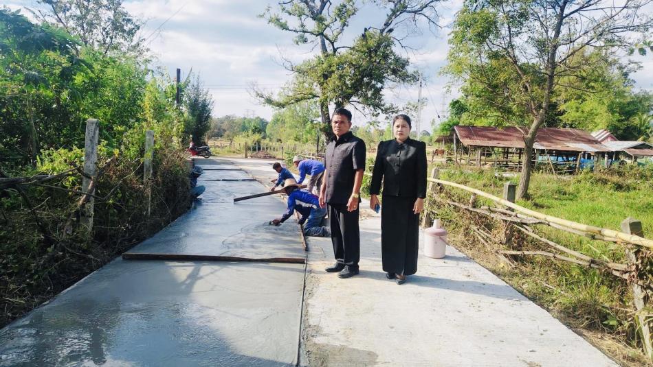 ลงพื้นที่ดูงานผู้รับจ้างเทคอนกรีต ถนน คสล. เส้นทางจากบ้านดงสวอง หมู่ที่ 15 ไปบ้านหนองสูบ หมู่ที่ 18 
