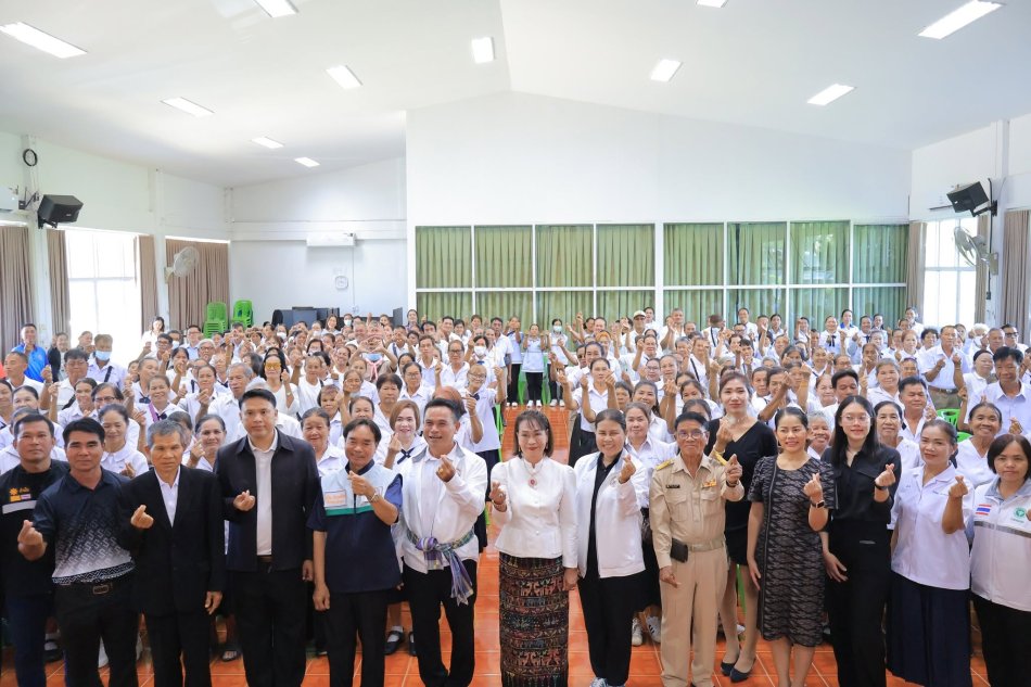พิธีเปิดโครงการ "โรงเรียนผู้สูงอายุ ใส่ใจรอบรู้ ดูแลสุขภาพ ไม่ลืม ไม่ล้ม ไม่ซึมเศร้า กินข้าวแซบ" ซึ่งจัดขึ้นโดยศูนย์พัฒนาคุณภาพชีวิตผู้สูงอายุและคนพิการตำบลสีแก้ว ณ ห้องประชุมเทศบาลตำบลสีแก้ว อำเภอเมือง จังหวัดร้อยเอ็ด